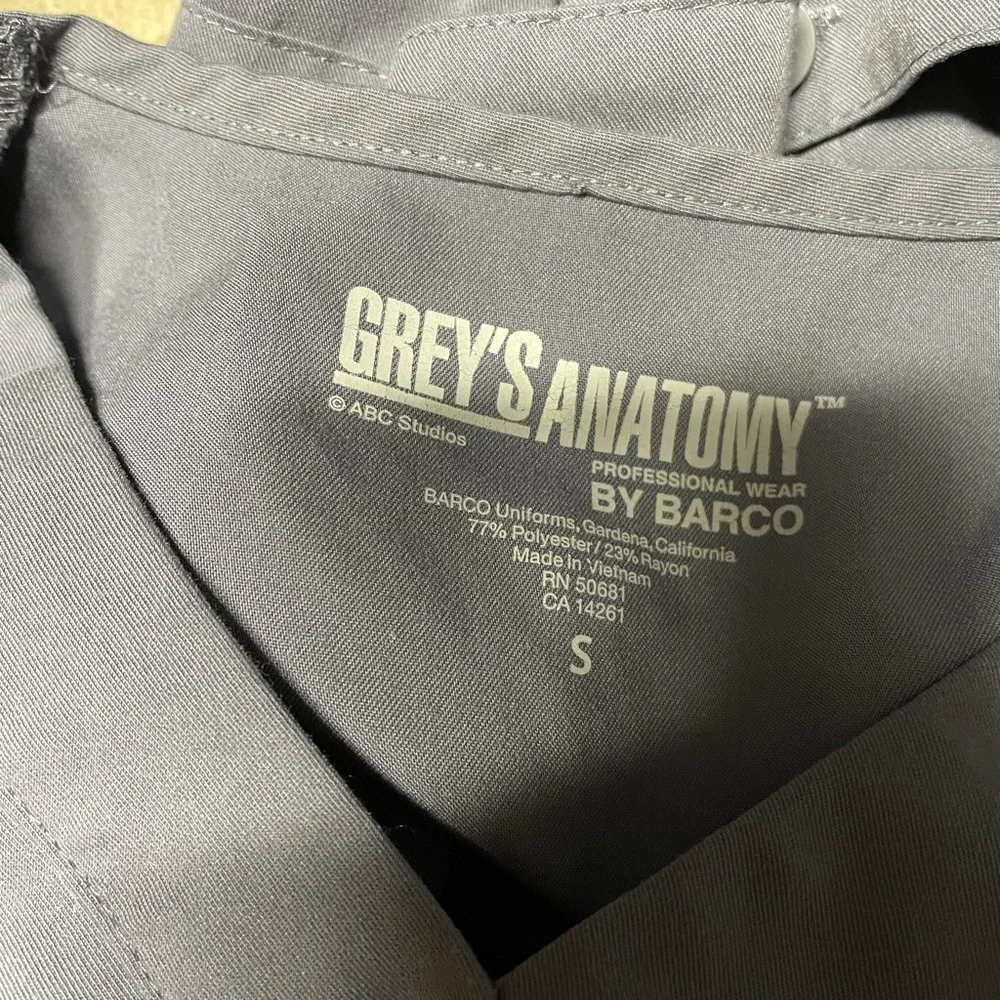 Gray’s Anatomy Barco gray short sleeve scrub top. pockets & button waist small - Picture 4 of 7